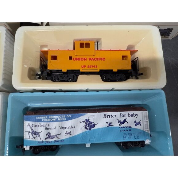 Bachmann Set of 4 HO Freight Cars - Union Pacific, Gerber, Santa Fe, Burlington - Picture 5 of 7